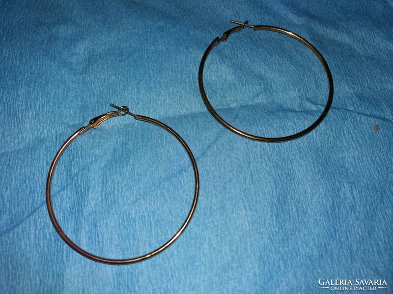A pair of very beautiful gold-plated bisque earring hoops, 6 cm in diameter, as shown in the pictures
