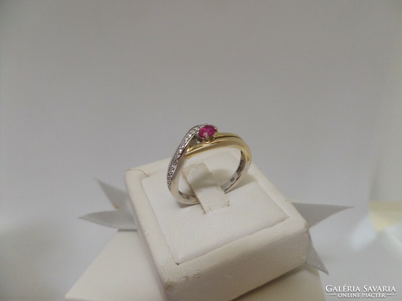 Arany gyűrű valódi rubinnal és apró brillekkel