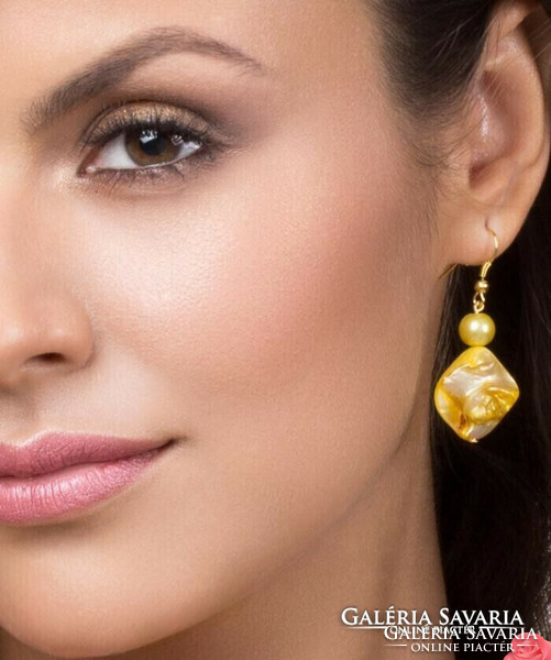 Earrings made of shiny, golden yellow mother-of-pearl and glass beads