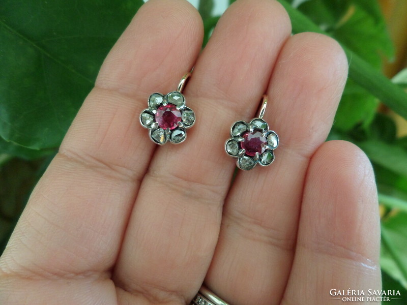 Antik arany fülbevaló pár gyémántokkal és 1-1 gyönyörű színű valódi rubinnal