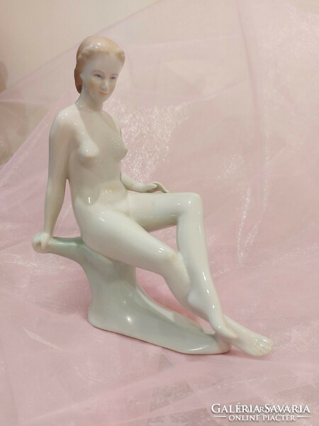 Aquincumi ritkább ülő női akt szobor