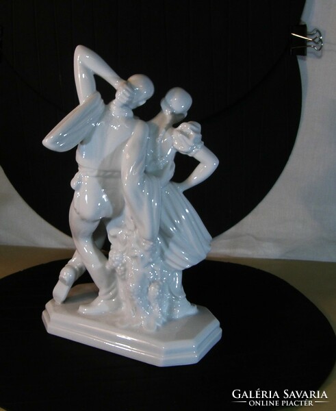 Táncoló pár - Fehér herendi porcelán 27 cm