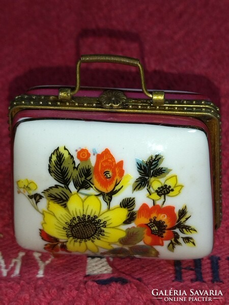 Beautiful flower-patterned porcelain jewelry holder