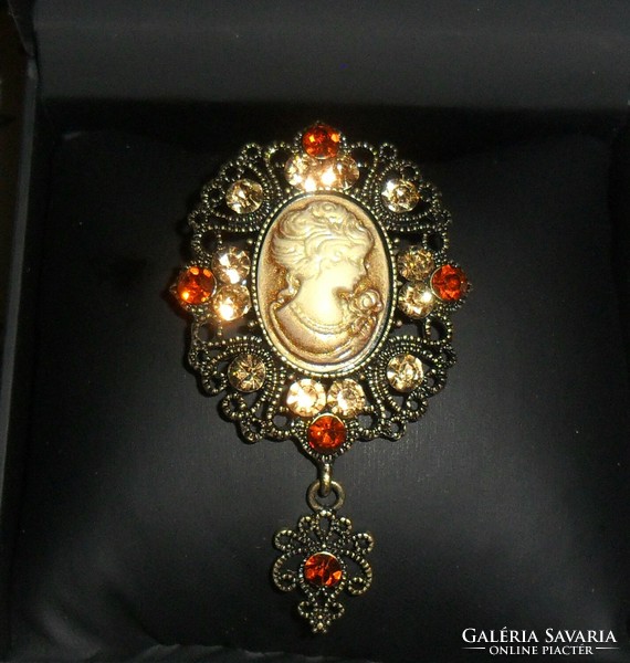 Beautiful bronze-colored, vintage-effect brooch decorated with zirconia. More beautiful than in the pictures!