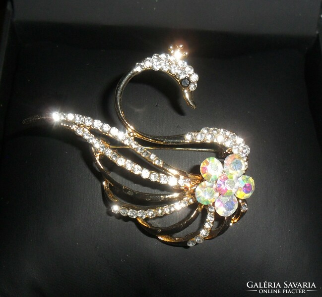 Beautiful, gold-colored, graceful swan brooch decorated with zirconia. More beautiful than in the pictures!