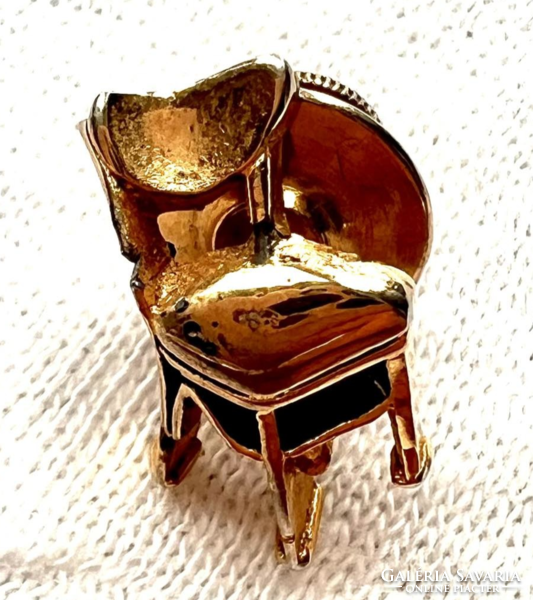 A legacy of the Inke László, who badges a gold-colored upholstered chair