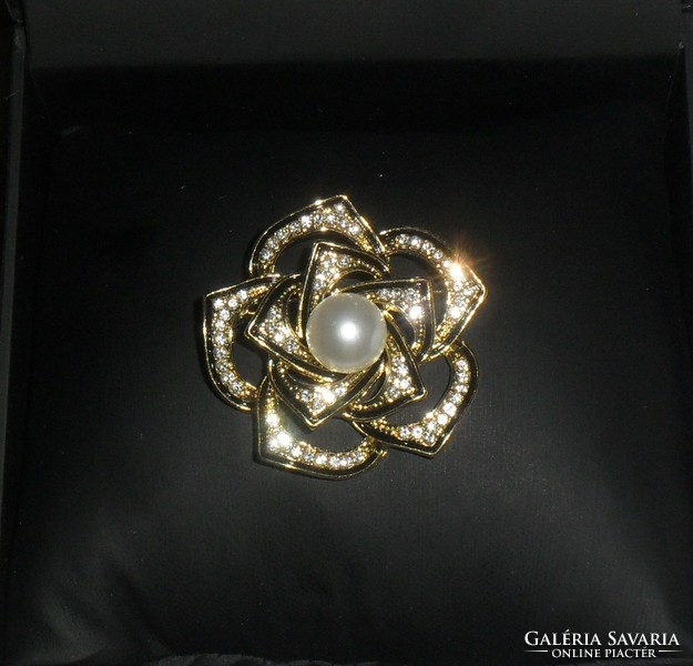 Beautiful, gold-colored, rose brooch decorated with zirconia and pearls. More beautiful than in the pictures!