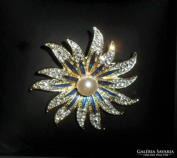 Beautiful, gold-colored, sunflower brooch decorated with zircons and pearls. More beautiful than in the pictures!