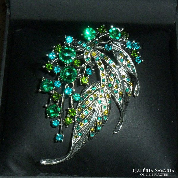 Beautiful, silver-colored, decorated with green and yellow zirconia. More beautiful than in the pictures!