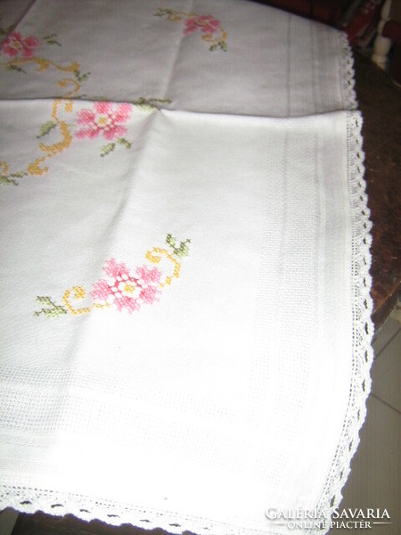 Gyönyörű kézzel hímzett keresztszemes pasztell rózsás fehér csipkés kézimunka terítő