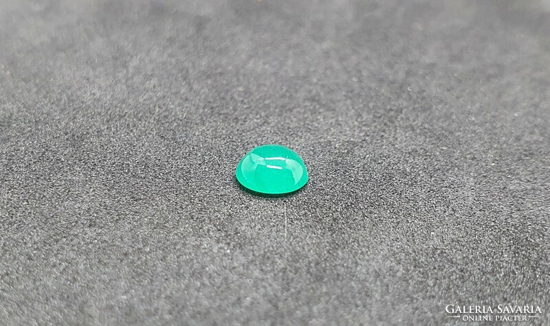 Colombian emerald cabochon 0.52 carats. With certification.