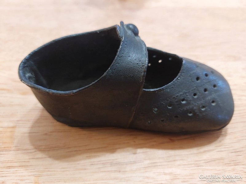 (K) small metal shoe from 1933