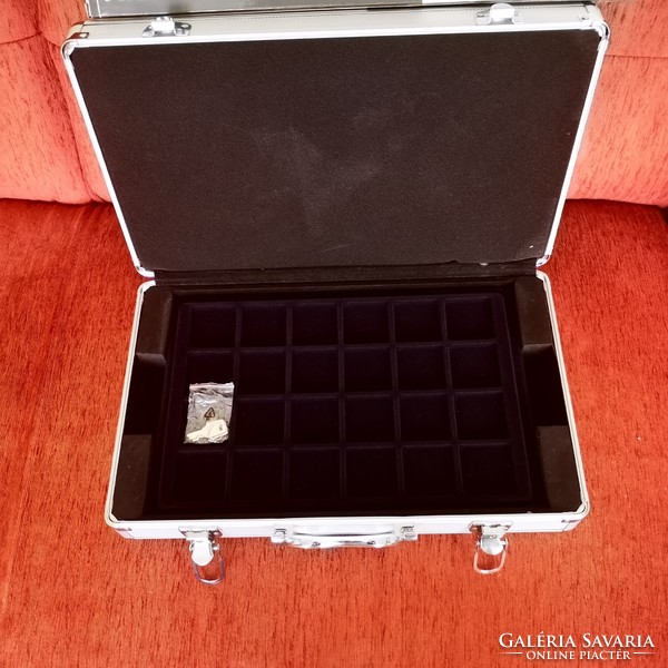 Alumínium érmetartó bőrönd, 205 db érme férőhellyel, 5 tálcás, eredeti dobozában