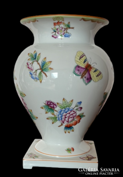 Herend pedestal vase with pre-war Victorian pattern (1943)