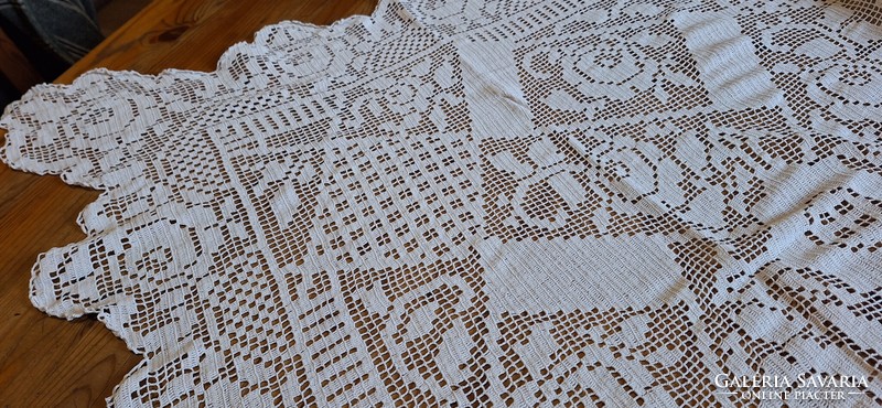 Large crochet rose pattern lace tablecloth, tablecloth 105 x 105 cm.