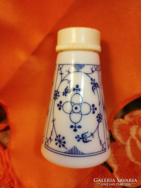 German porcelain salt and pepper shaker with Immortelle pattern