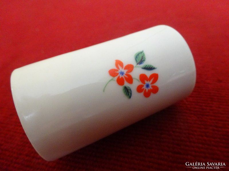 Hollóházi porcelán mini váza, piros virágokkal, magassága 5 cm. Jókai.