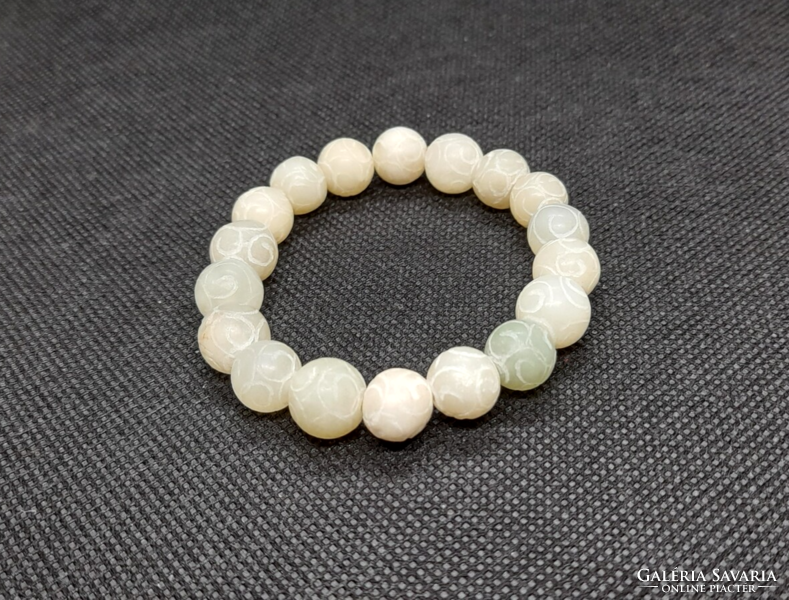 Women's jade bracelet made of 10 mm beads