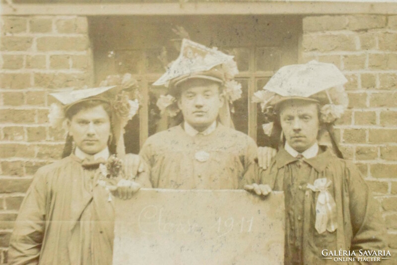 Antik privát fotó képeslap  1911ből  viccelődő? férfiak