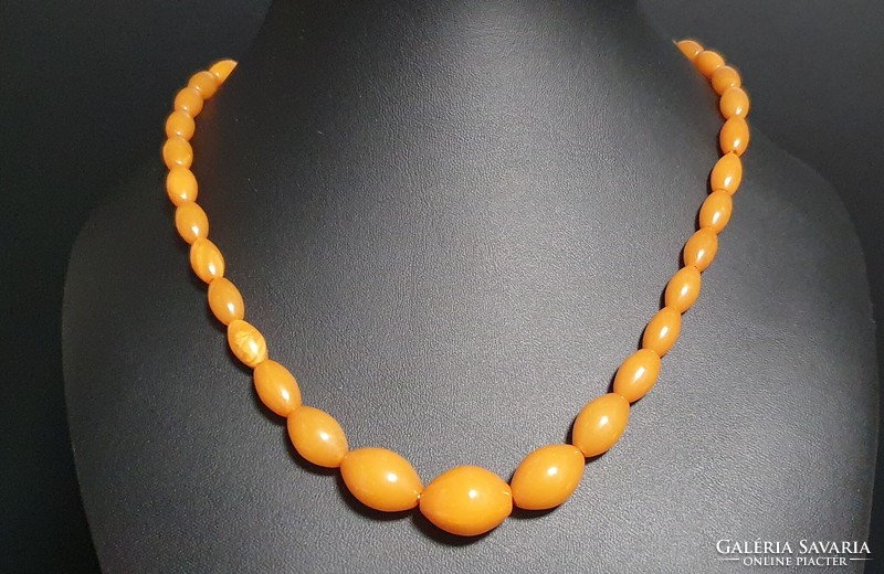 Bakelite necklace 55 cm.
