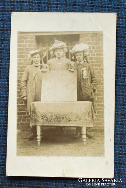 Antique private photo postcard from 1911 joking? Men