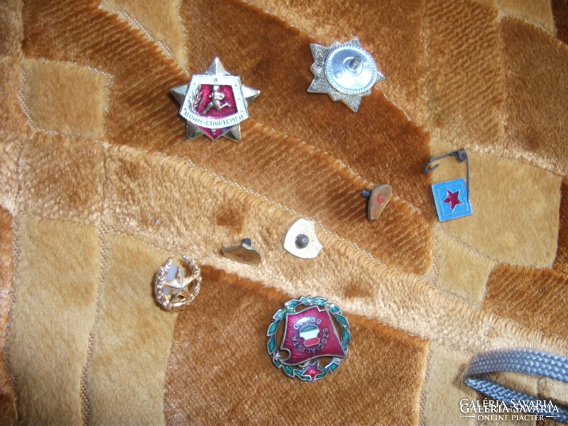 Old badges, pins, about 80 of which are the ones without pins in the second picture