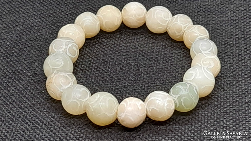 Women's jade bracelet made of 10 mm beads