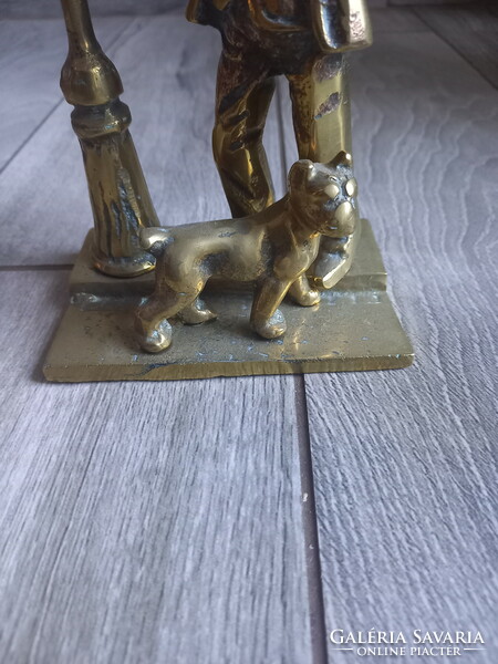 Igéző régi réz szobor: lámpagyújtó a kutyájával (32,3x10,3x7,7 cm)