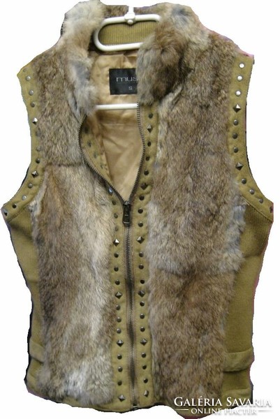 Elegant vest with rabbit fur inserts, studded