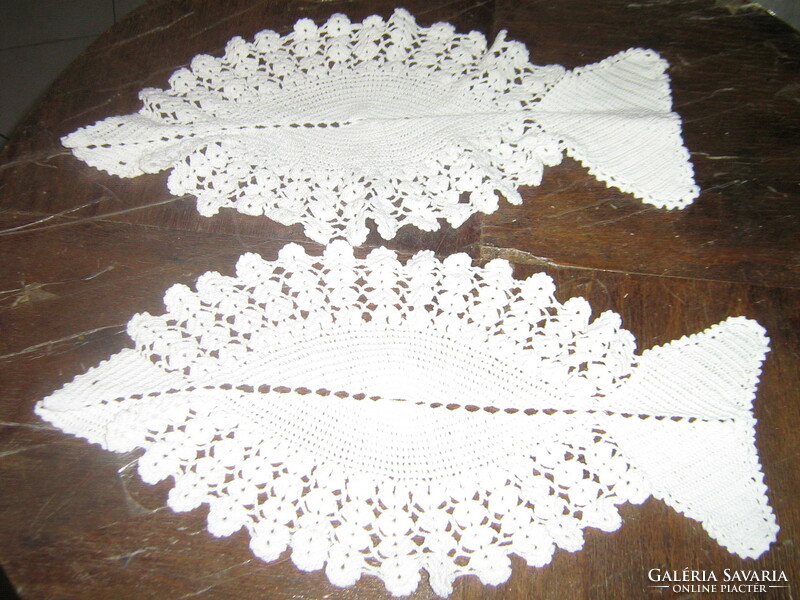 Cute hand-crocheted white fish-shaped tablecloth 2 pcs