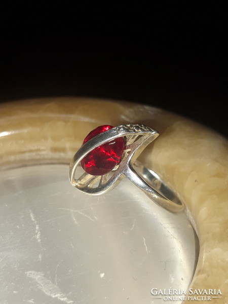 Magyar ezüst gyűrű, forgó, 4 karátos rubin kővel - 54- es méret