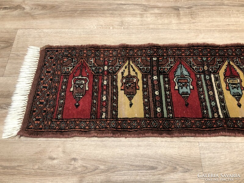 Pakistani hand-knotted wool Persian rug, 32 x 132 cm