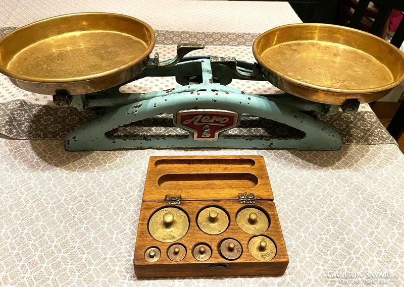 Aero 5 kitchen scale with copper plates, copper weight set in a wooden box
