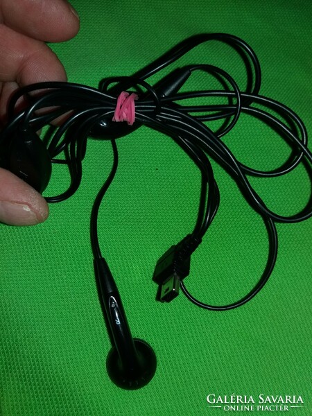 Stereo earphones for phone, walkman and radio in a package of 5 pieces as shown in the pictures
