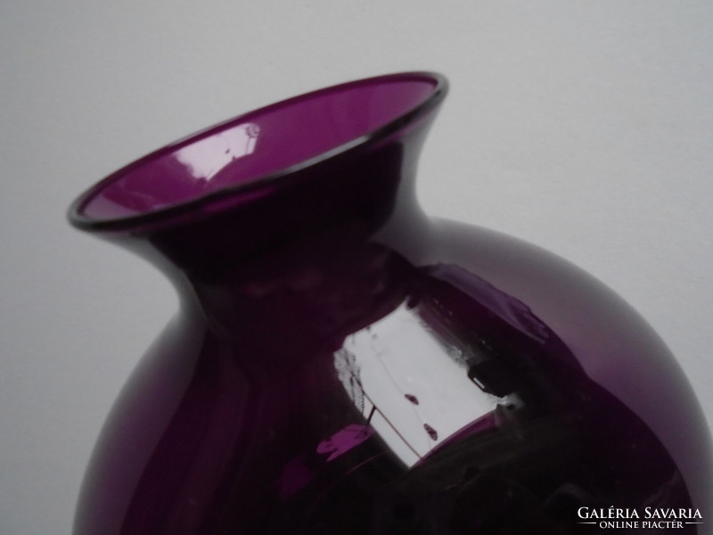 Lila-bordó fújt, szakított váza. Magassága 18 cm.