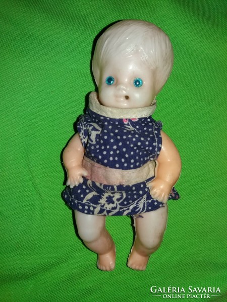Régi ritka cca.1960  DMSZ üvegszemű játék plasztik  baba eredeti ruhájában 15cm a képek szerint
