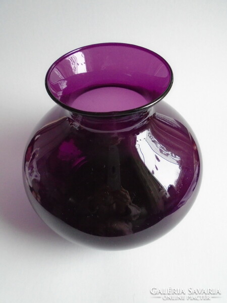 Lila-bordó fújt, szakított váza. Magassága 18 cm.