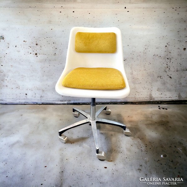 Retro space age design chair, swivel chair