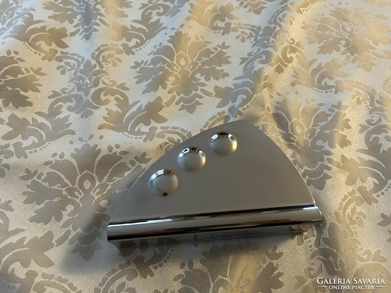 Zepter napkin holder in a modern sleek platinum color