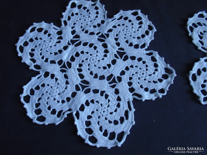 30.5 cm, diam. 2 pcs. Identical crochet tablecloth, centerpiece.
