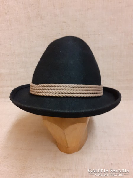 Hunting hat in preserved condition with badges and hunting relics