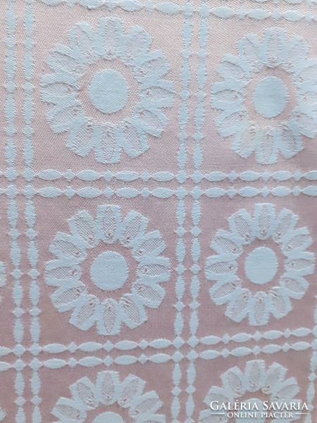 Rózsaszín damaszt asztalterítő fehér mintával. 132 x 88 cm