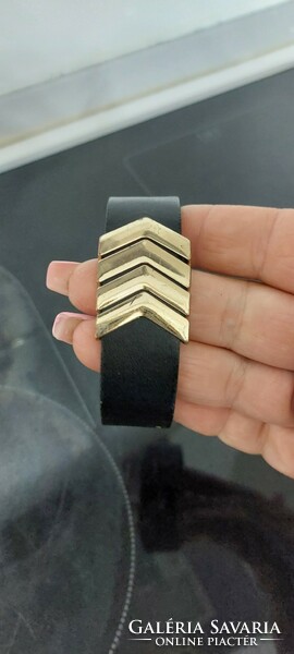 Fashionable leather bracelet