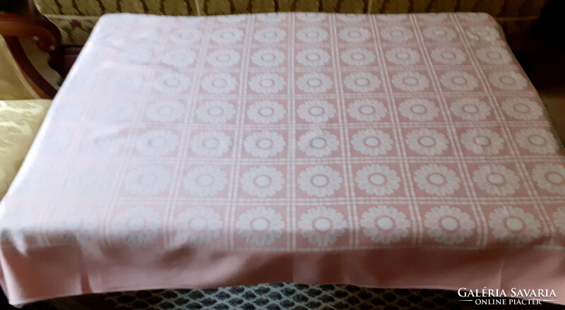 Rózsaszín damaszt asztalterítő fehér mintával. 132 x 88 cm