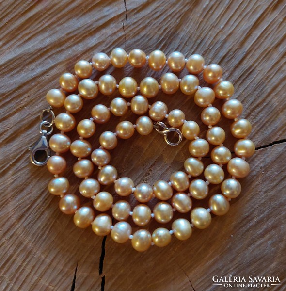 Beautiful gold-colored genuine cultured pearl necklace with silver fittings and knotted lacing