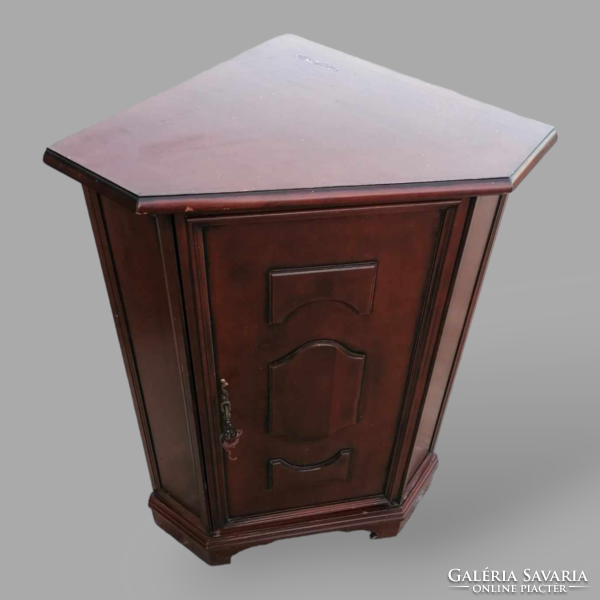 Corner chest of drawers