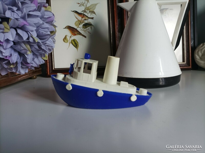 Szép formájú vintage műanyag hajó 11,5 cm hosszú