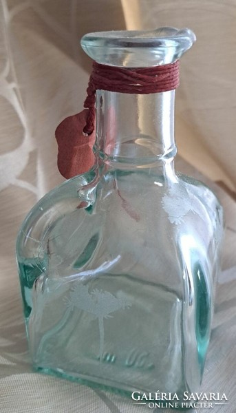 Engraved table glass spout