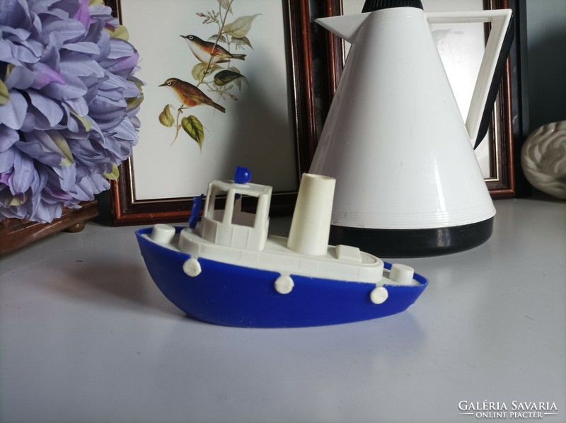 Szép formájű vintage műanyag hajó 11,5 cm hosszú