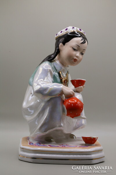 Üzbég teát öntő lány Dulevo orosz porcelán